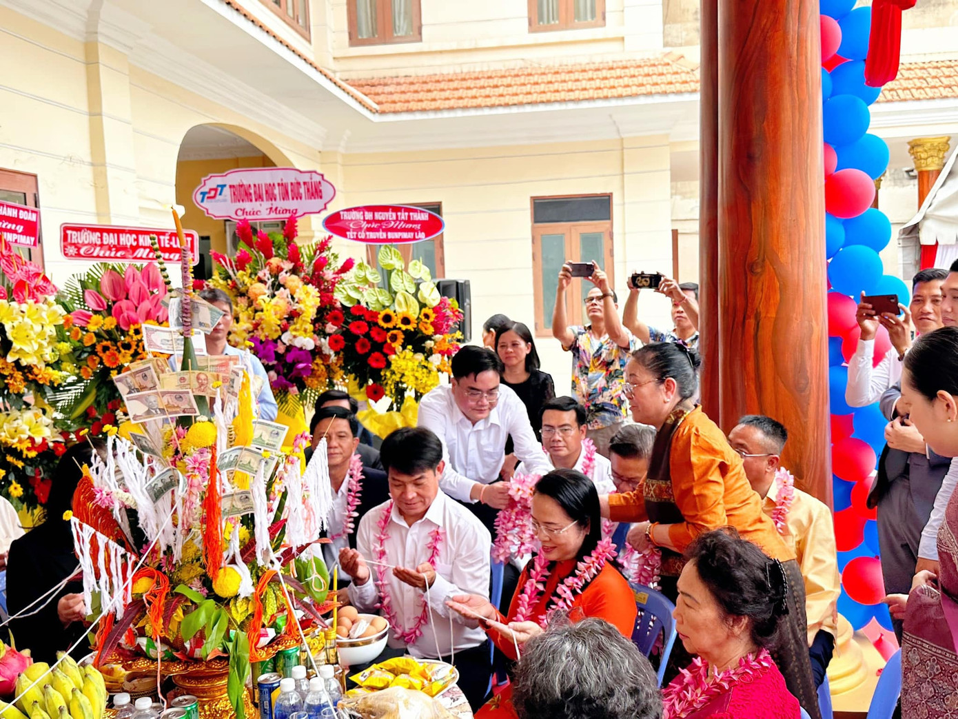 Các đại biểu tham dự lễ hội. Các đại biểu tham dự lễ hội.