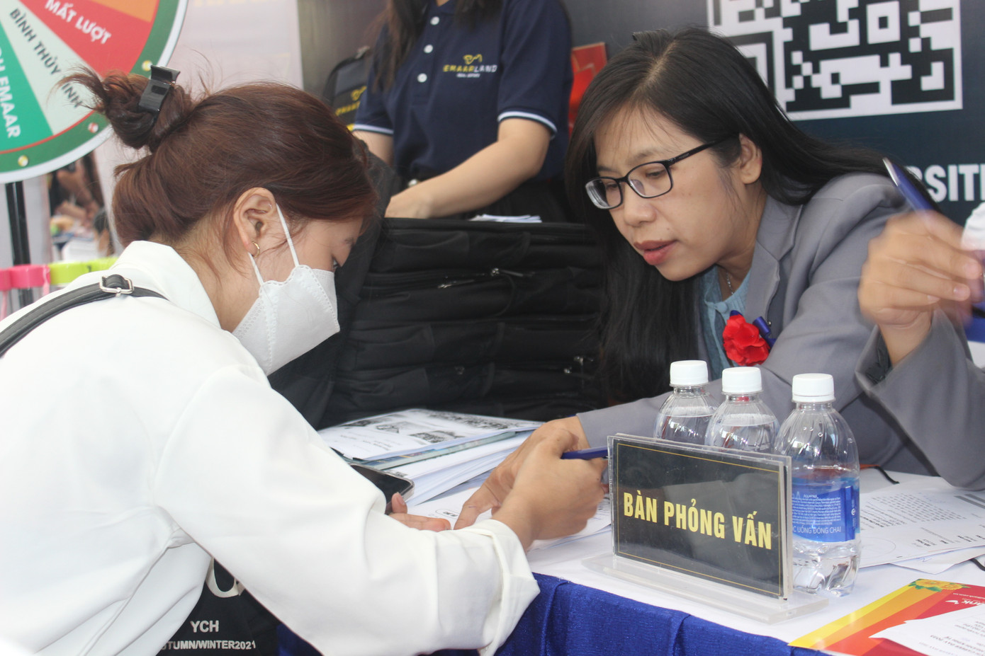 Nhiều bạn sinh viên tìm cơ hội tại Ngày hội việc làm khối ngành Kinh tế 2023. Nhiều bạn sinh viên tìm cơ hội tại Ngày hội việc làm khối ngành Kinh tế 2023.