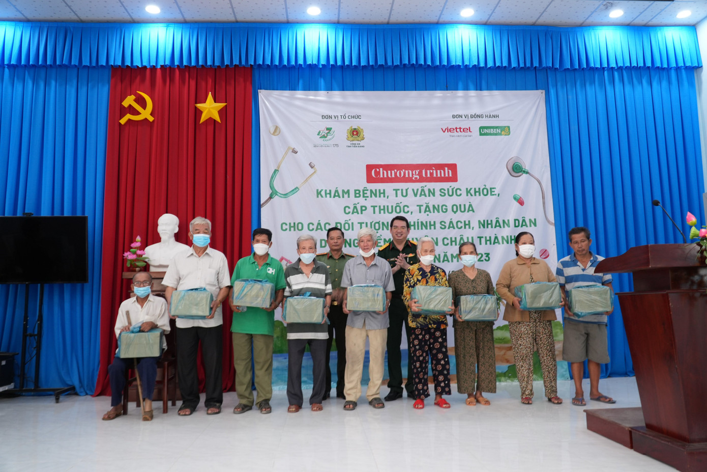 Ngoài khám, phát thuốc miễn phí, chương trình còn tặng quà cho bà con đặc biệt khó khăn tại địa phương.