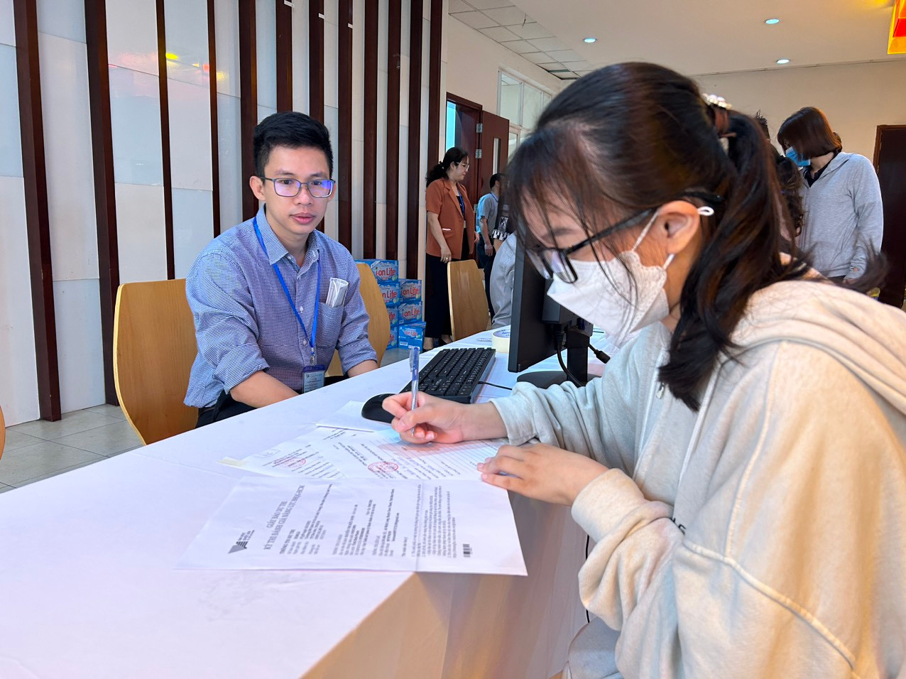 Thí sinh đang điền lại thông tin điều chỉnh do sai sót trong giấy báo thi.