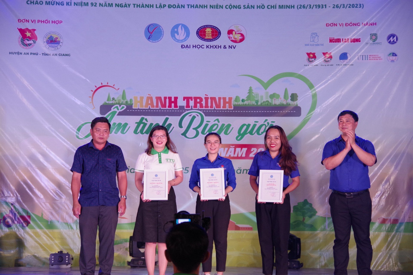 Chương trình có sự tham dự của Trung tá Nguyễn Di Khải - Phó Chủ nhiệm Chính trị, Bộ Chỉ huy BĐBP tỉnh An Giang, ông Phùng Minh Tân - Phó Bí thư thường trực Huyện ủy Huyện An Phú, anh Nguyễn Văn Hiếu - Phó Giám đốc Nhà Văn hóa sinh viên TP. HCM.