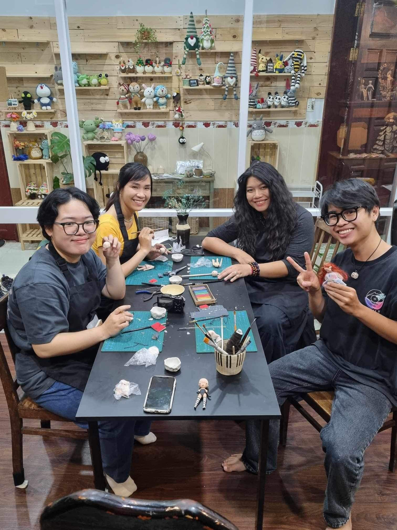 Thịnh Đa cùng các học viên tại buổi workshop. (Ảnh: NVCC)