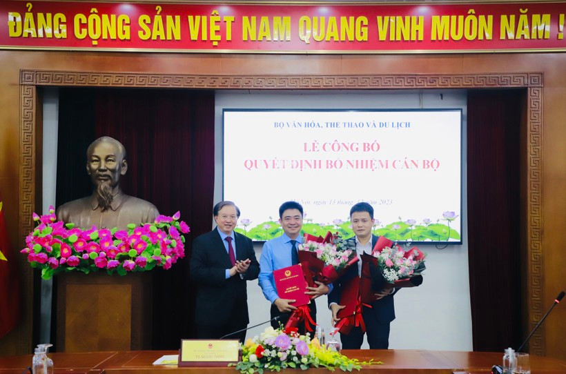 PGS. TS Lâm Nhân (ở giữa) nhận quyết định hiệu trưởng. (Ảnh: Trường ĐH Văn hóa TP. HCM)