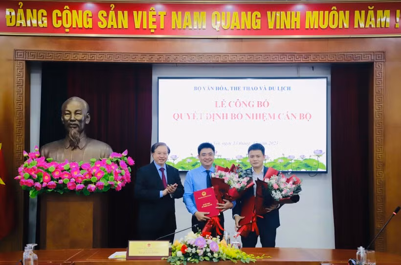 PGS. TS Lâm Nhân (ở giữa) nhận quyết định hiệu trưởng. (Ảnh: Trường ĐH Văn hóa TP. HCM)