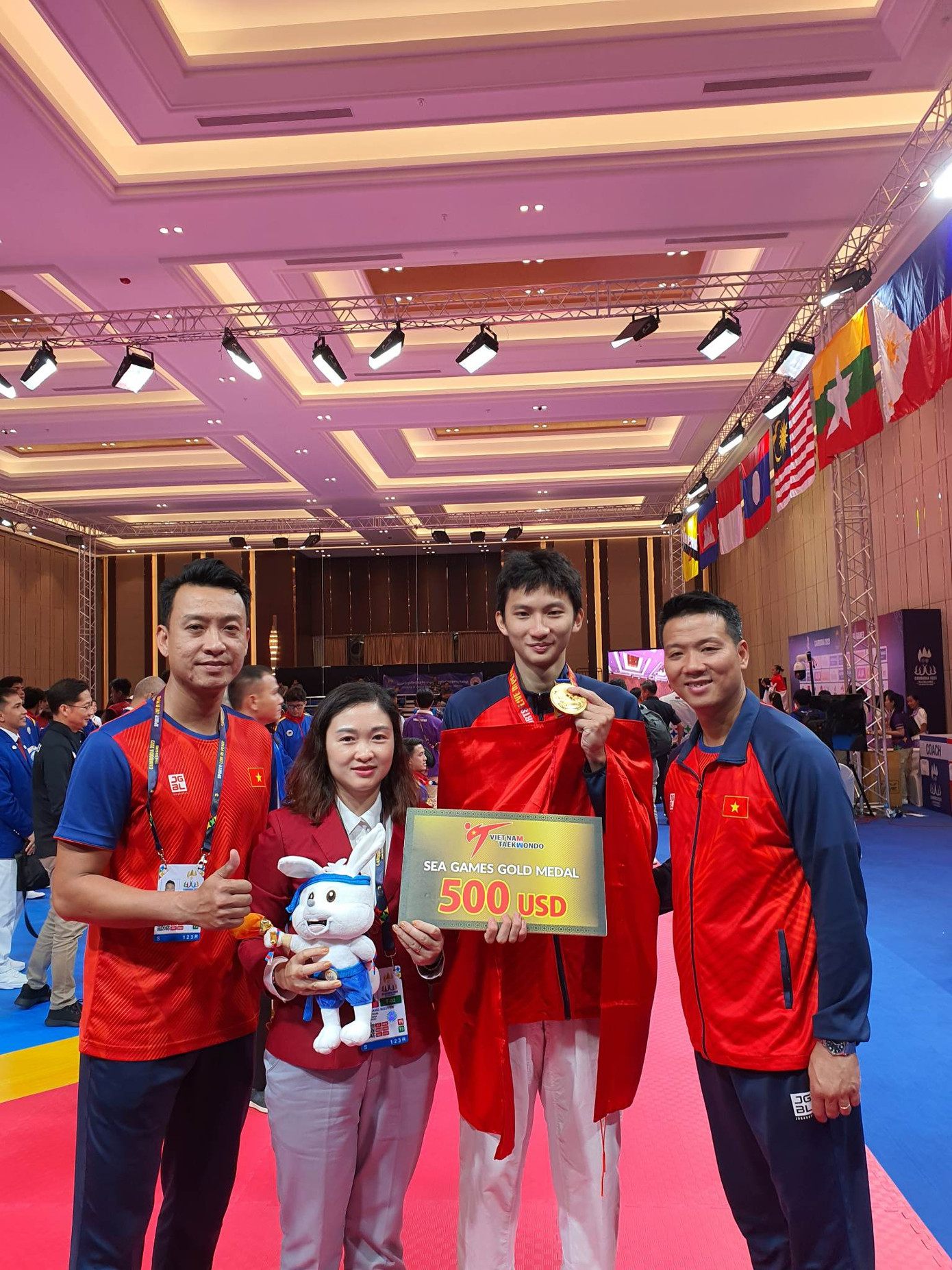 Phạm Đăng Quang được Liên đoàn Taekwondo Việt Nam thưởng nóng 500 USD cho tấm HCV SEA Games 32. (Ảnh: Nguyễn Thanh Huy) Phạm Đăng Quang được Liên đoàn Taekwondo Việt Nam thưởng nóng 500 USD cho tấm HCV SEA Games 32. (Ảnh: Nguyễn Thanh Huy)
