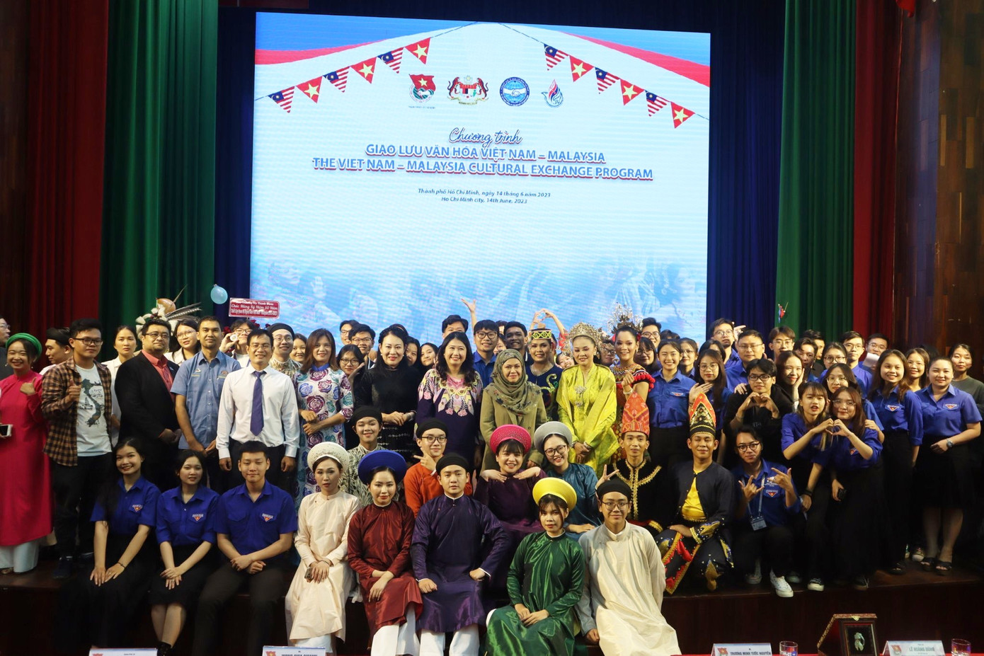 Các đại biểu chụp ảnh lưu niệm cùng các bạn đoàn viên, sinh viên.