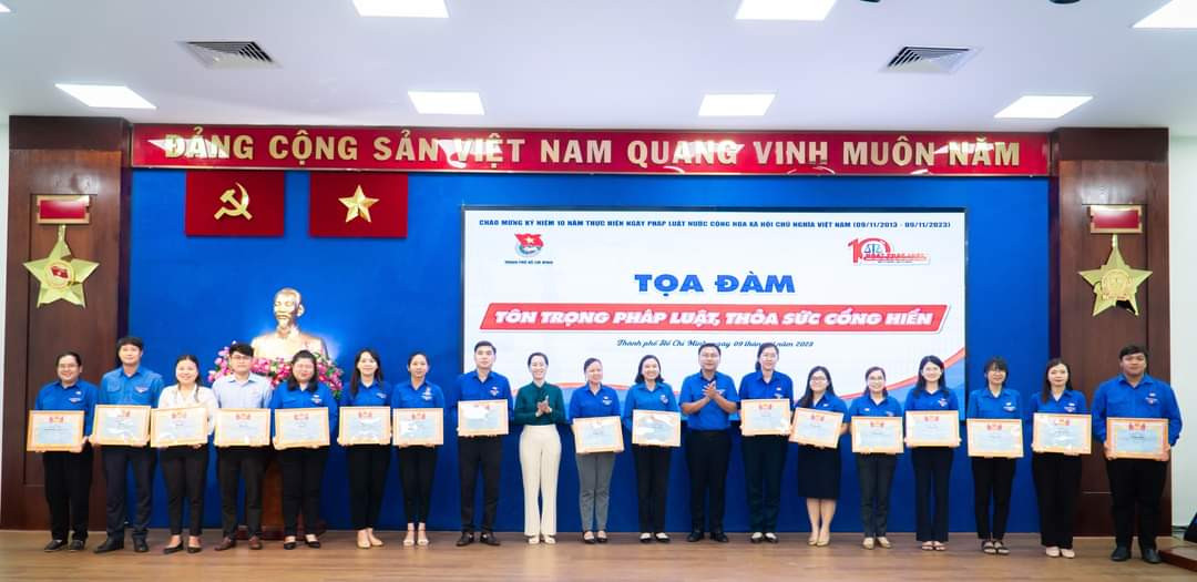 36 tập thể và 2 cá nhân đã có những thành tích xuất sắc trong thực hiện Ngày Pháp luật Việt Nam đã được tuyên dương tại Tọa đàm. (Ảnh: TLTĐ)