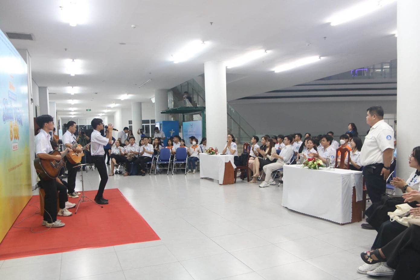 Sinh viên giao lưu âm nhạc tại chương trình. Sinh viên giao lưu âm nhạc tại chương trình.