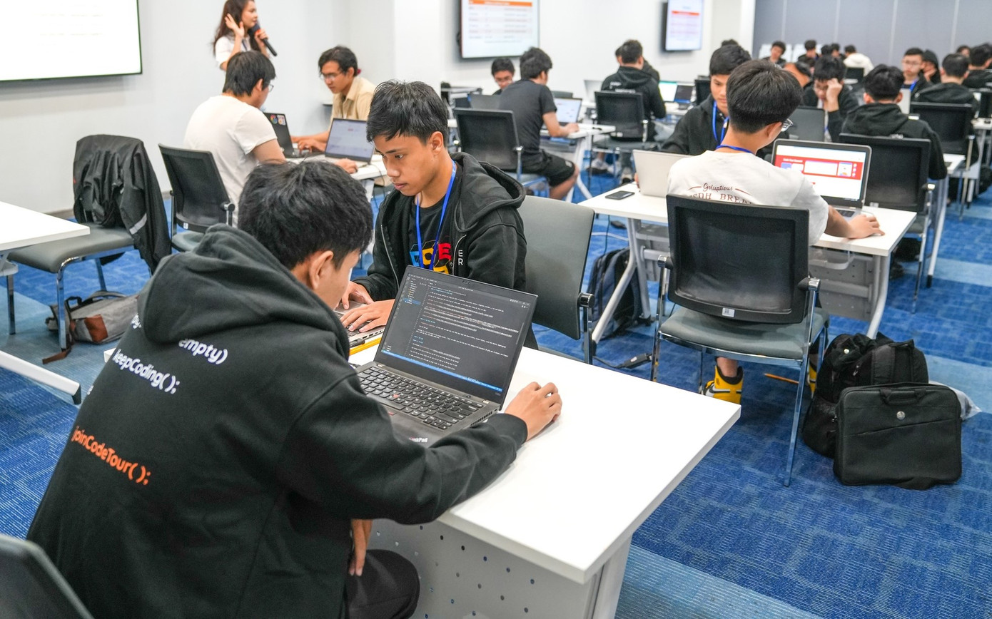 Các thí sinh quy tụ tại VNG Campus (TP. HCM) tham dự "Code Tour Summit 2022".