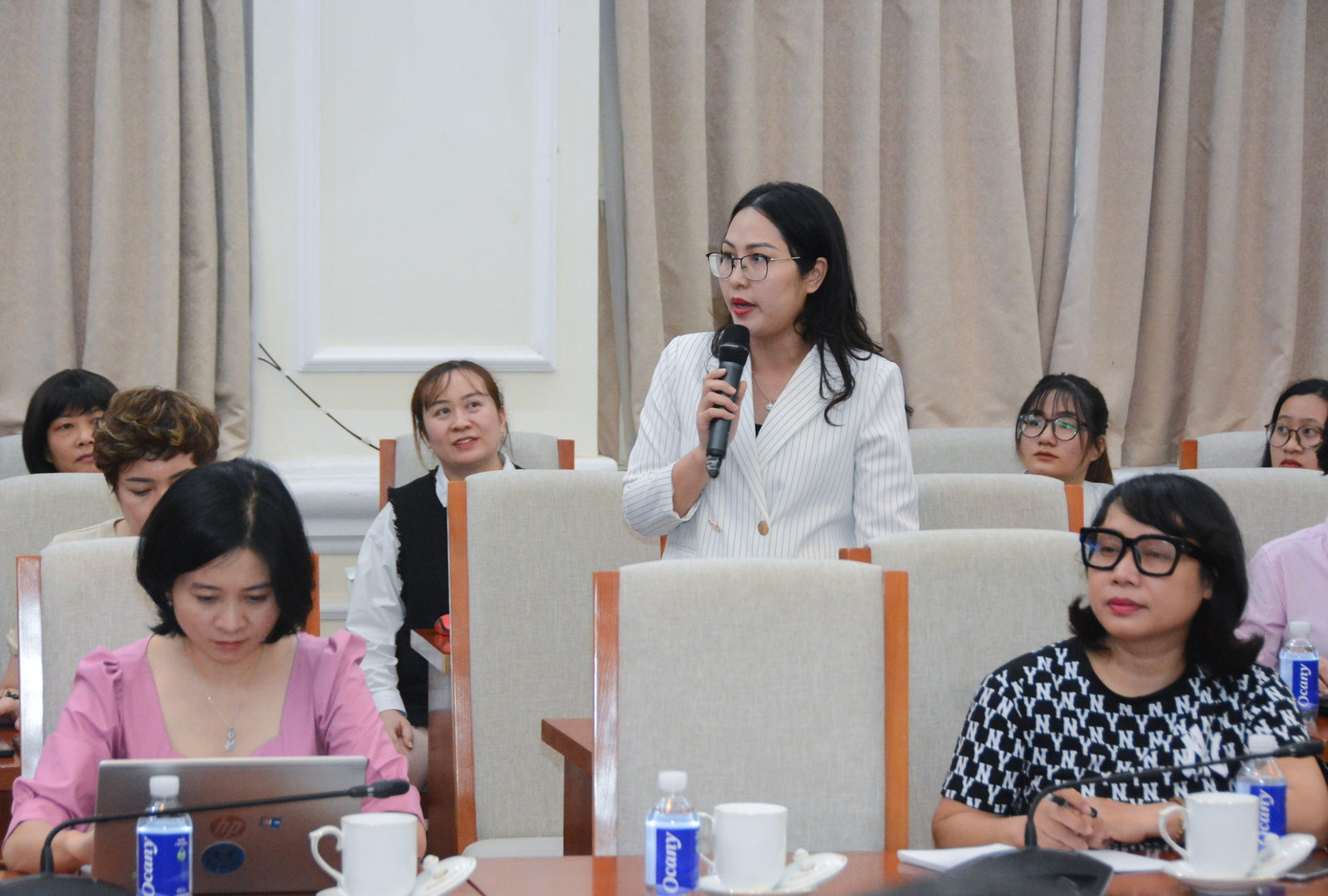 Phóng viên đặt câu hỏi trong họp báo chiều 29/11. Phóng viên đặt câu hỏi trong họp báo chiều 29/11.