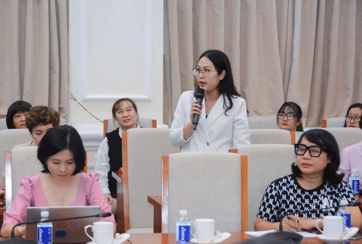Phóng viên đặt câu hỏi trong họp báo chiều 29/11. Phóng viên đặt câu hỏi trong họp báo chiều 29/11.