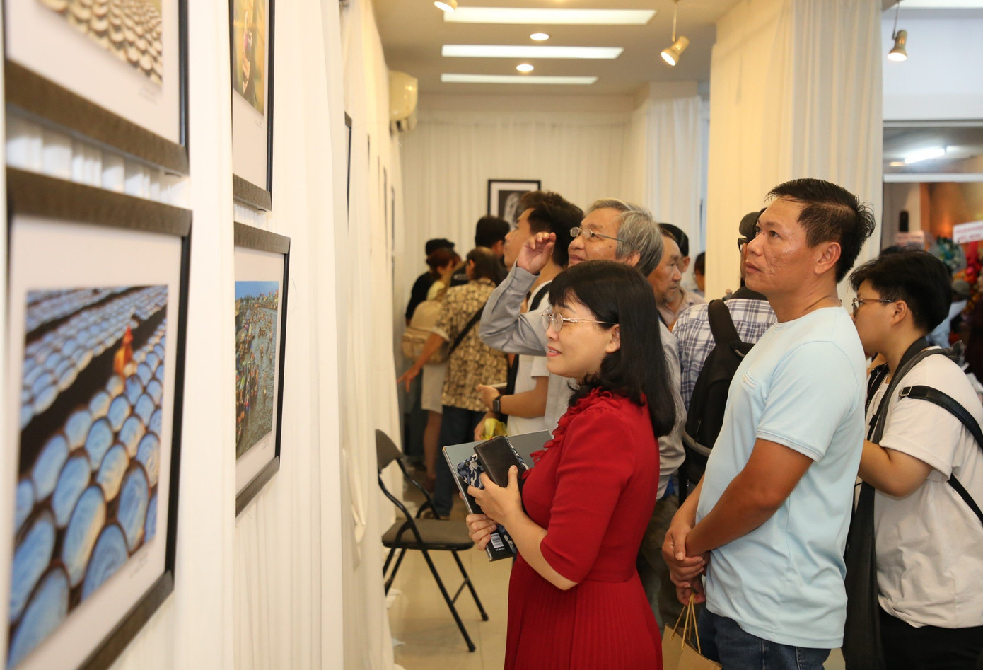 Khán giả theo dõi triển lãm ảnh tưởng nhớ cố NSNA Hoàng Thạch Vân.