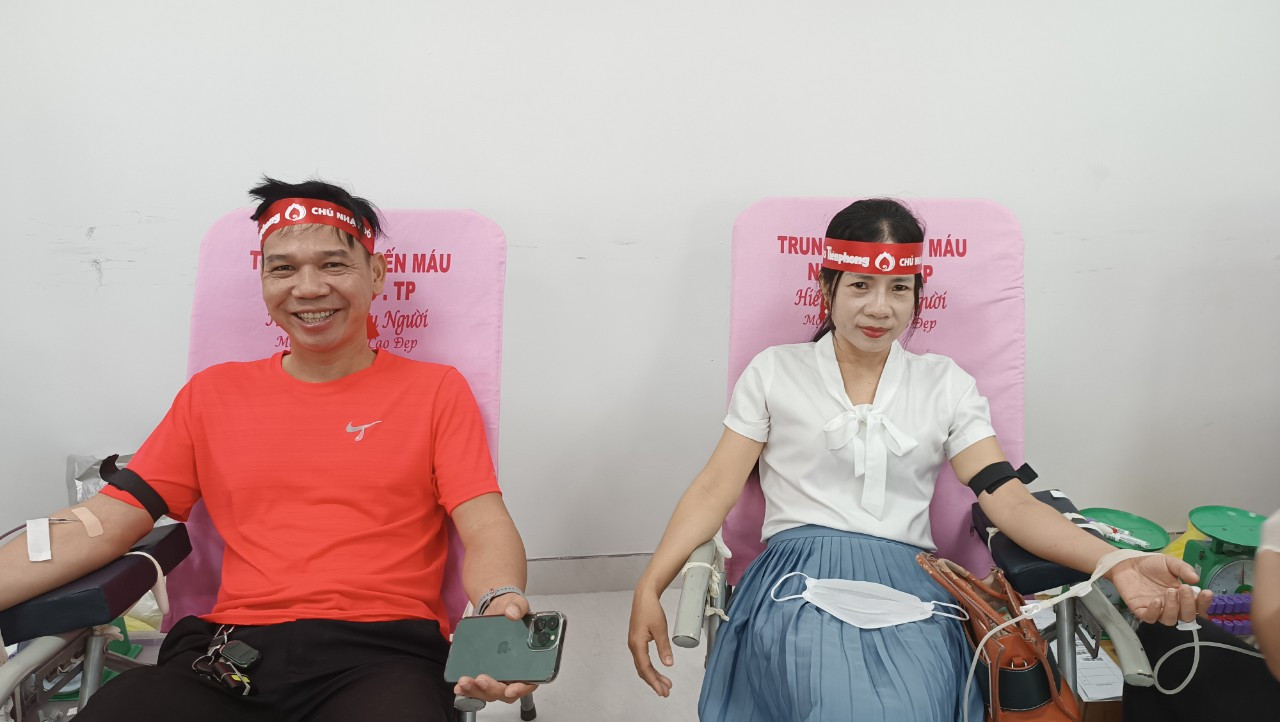 Vợ chồng anh Giang – chị Phương rất vui khi cùng tham gia chia sẻ giọt máu của mình tại ngày hội. “Mình thấy chương trình rất ý nghĩa nên đã cùng bà xã đăng ký. Được góp những giọt máu của mình vào ngân hàng máu cứu người vợ chồng mình rất hạnh phúc”, anh Giang nói.