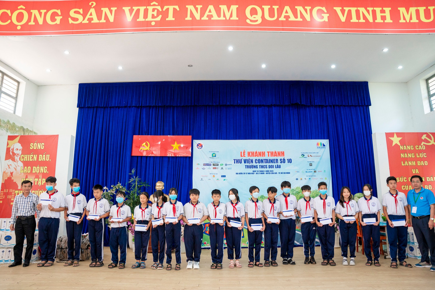 Trong chương trình đoàn còn trao tặng học bổng và các phần quà tới các em học sinh tại địa phương. Trong chương trình đoàn còn trao tặng học bổng và các phần quà tới các em học sinh tại địa phương.