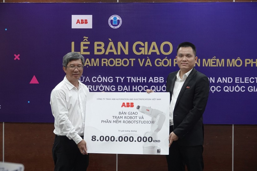 PGS. TS Đinh Đức Anh Vũ – Phó Hiệu trưởng Trường ĐH Quốc tế (trái) tiếp nhận bàn giao trạm robot từ đại diện ABB.