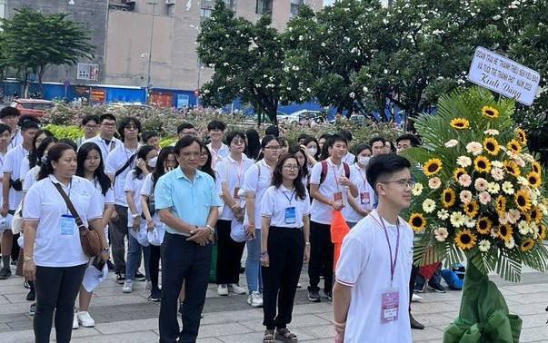 60 trại sinh dâng hương Tượng đài Bác tại phố đi bộ Nguyễn Huệ (Q. 1, TP. HCM).