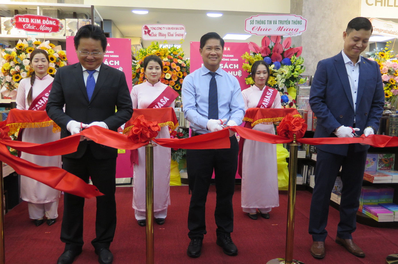 Lễ cắt băng khánh thành khai trương nhà sách Fahasa Nguyễn Huệ (Q. 1, TP. HCM).