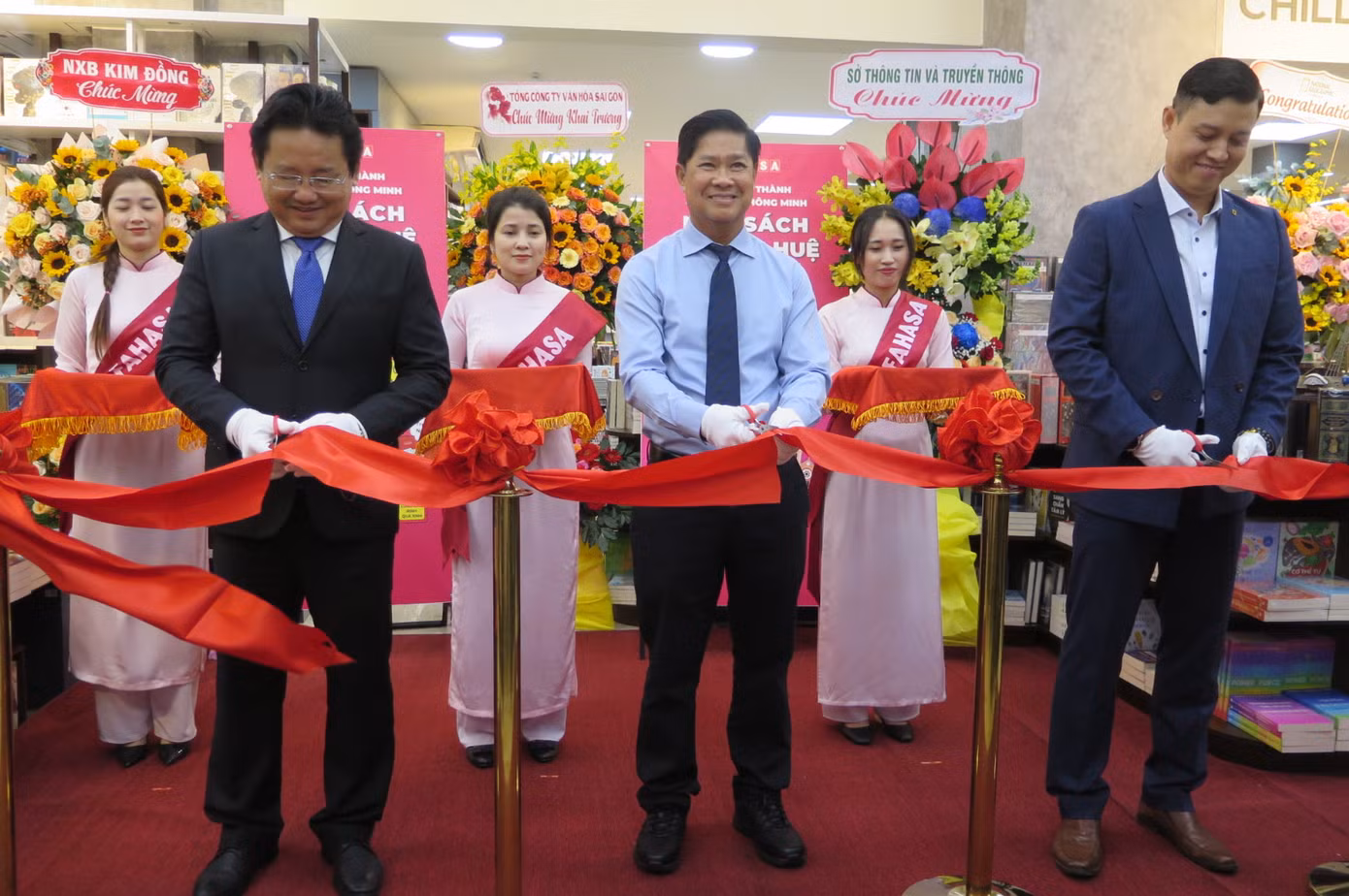 Lễ cắt băng khánh thành khai trương nhà sách Fahasa Nguyễn Huệ (Q. 1, TP. HCM). Lễ cắt băng khánh thành khai trương nhà sách Fahasa Nguyễn Huệ (Q. 1, TP. HCM).
