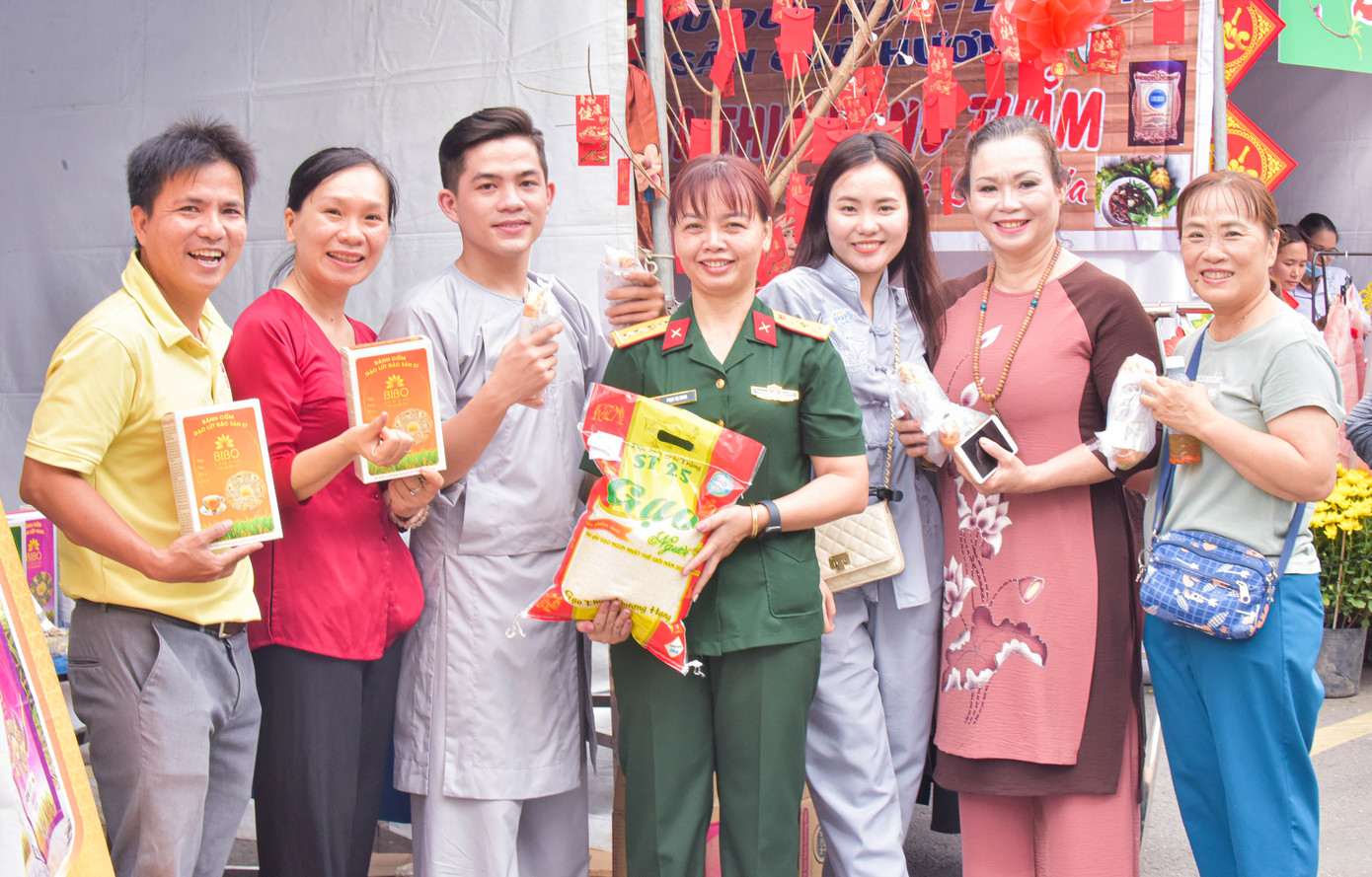 Các cán bộ, nhân viên bệnh viện trong trang phục áo dài truyền thống tham gia cùng người bệnh.