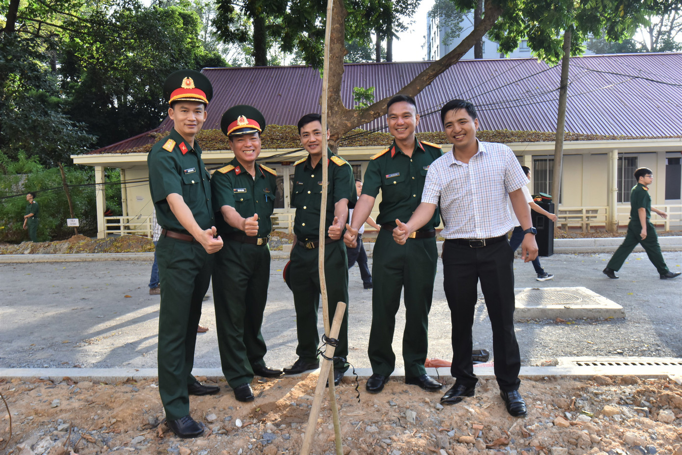 Đoàn viên, thanh niên tích cực hưởng ứng hoạt động trồng cây đầu năm.