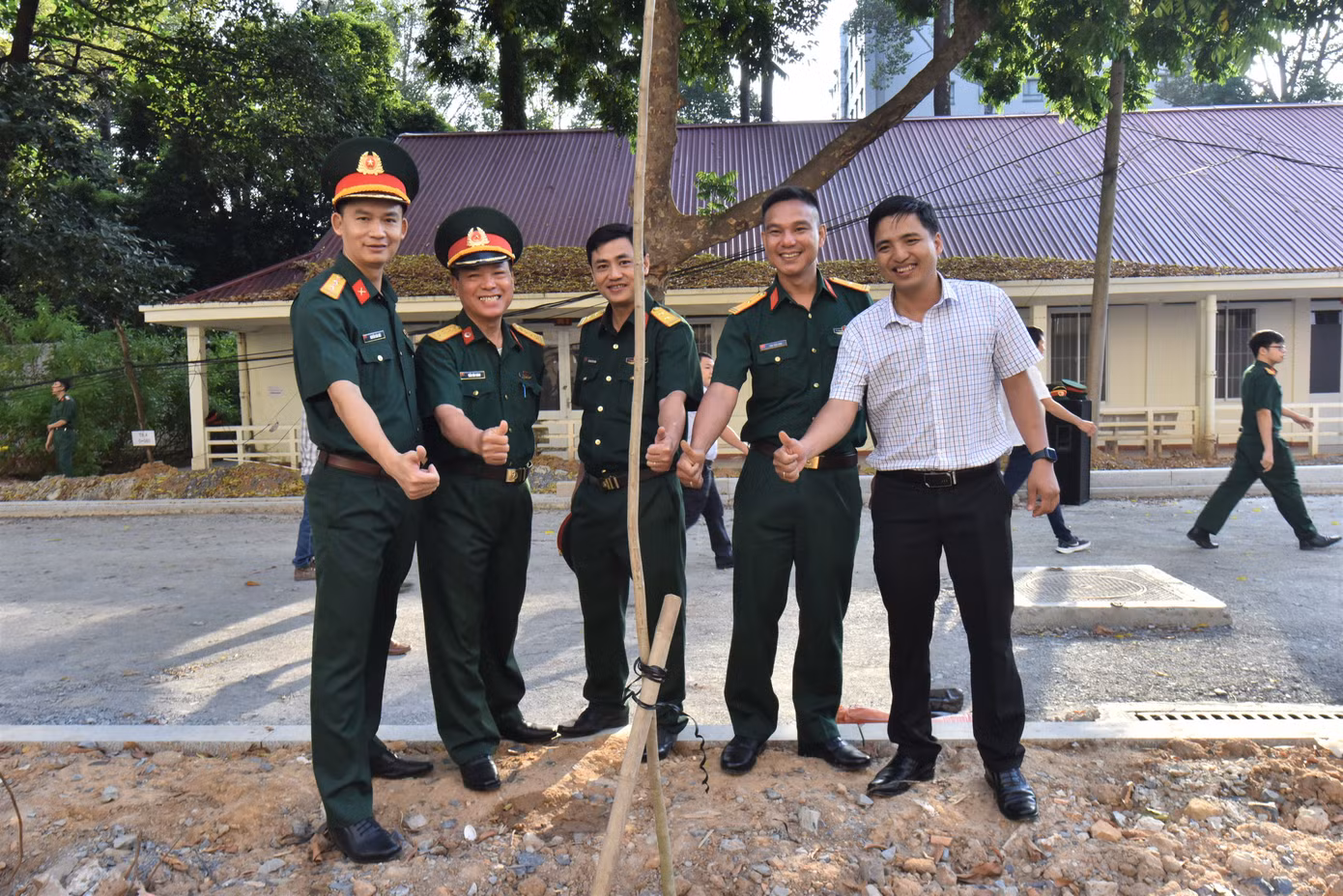 Đoàn viên, thanh niên tích cực hưởng ứng hoạt động trồng cây đầu năm.