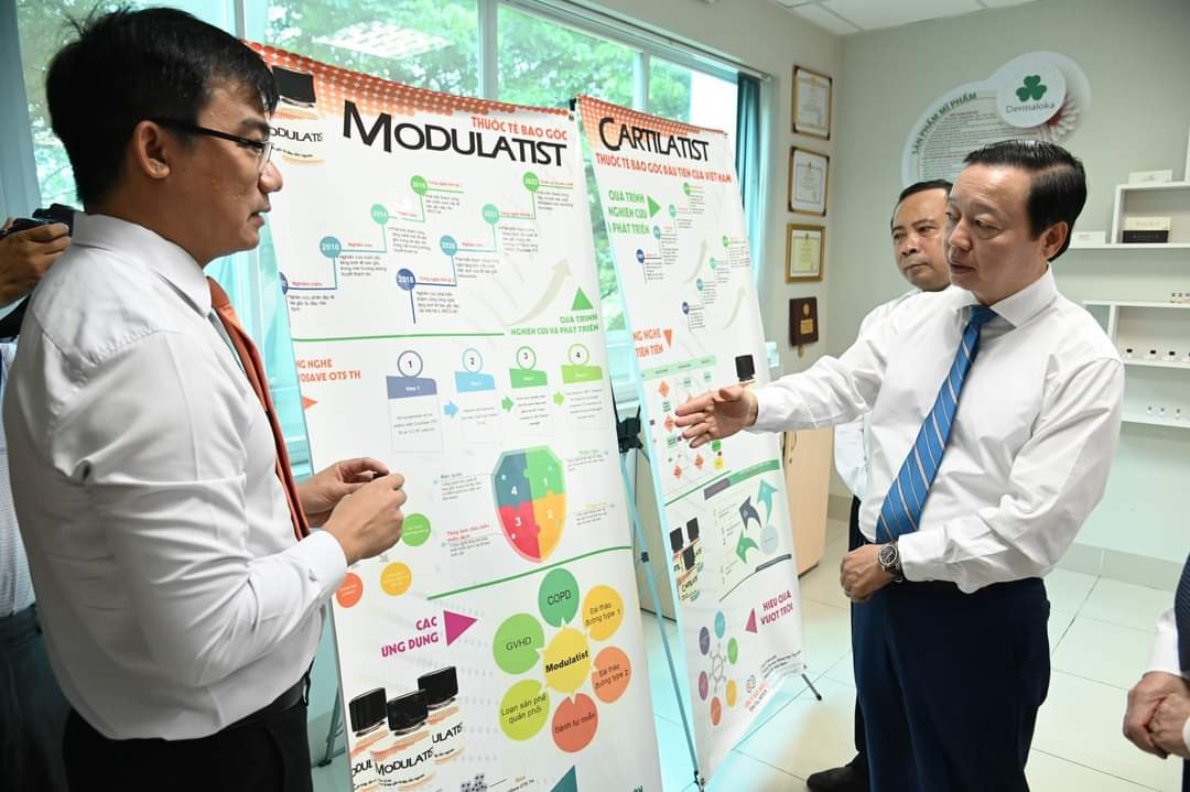 Phó Thủ tướng Trần Hồng Hà cùng đoàn công tác nghe giới thiệu về sản phẩm của Viện Tế bào gốc. (Ảnh: ĐHQG TP. HCM)