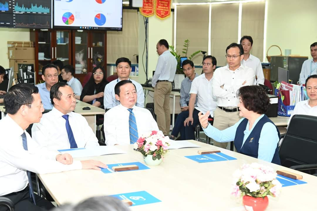 Phó Thủ tướng Trần Hồng Hà (thứ ba bên trái) cùng đoàn công tác nghe giới thiệu về công tác đào tạo, nghiên cứu tại trường ĐH Công nghệ thông tin (ĐHQG TP. HCM). (Ảnh: ĐHQG TP. HCM)