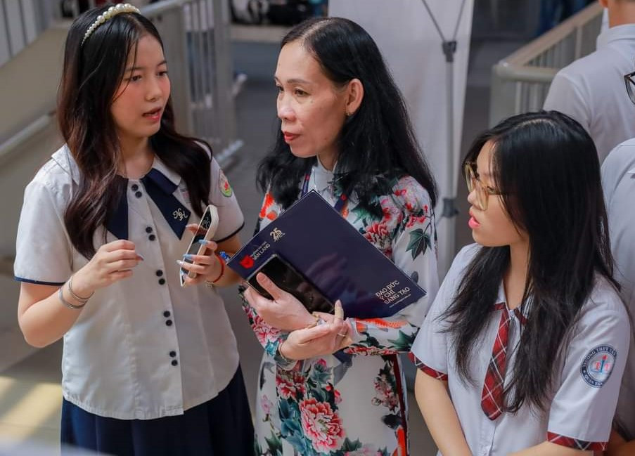 Học sinh tìm hiểu các chính sách hỗ trợ tân sinh viên của trường ĐH Văn Lang. Học sinh tìm hiểu các chính sách hỗ trợ tân sinh viên của trường ĐH Văn Lang.