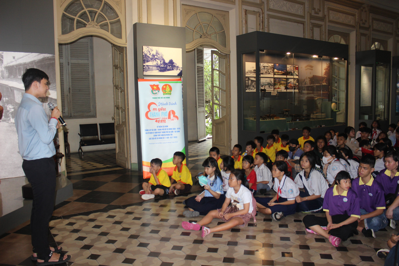 Các em thiếu nhi tìm hiểu về lịch sử vùng đất Sài Gòn - Chợ Lớn - Gia Định tại Bảo tàng TPHCM.