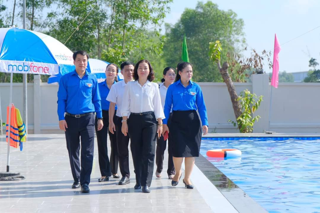 Các đại biểu cùng tham quan bể bơi.