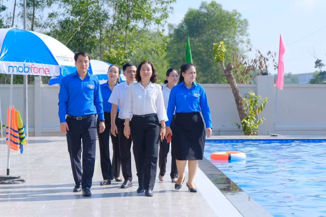 Các đại biểu cùng tham quan bể bơi.