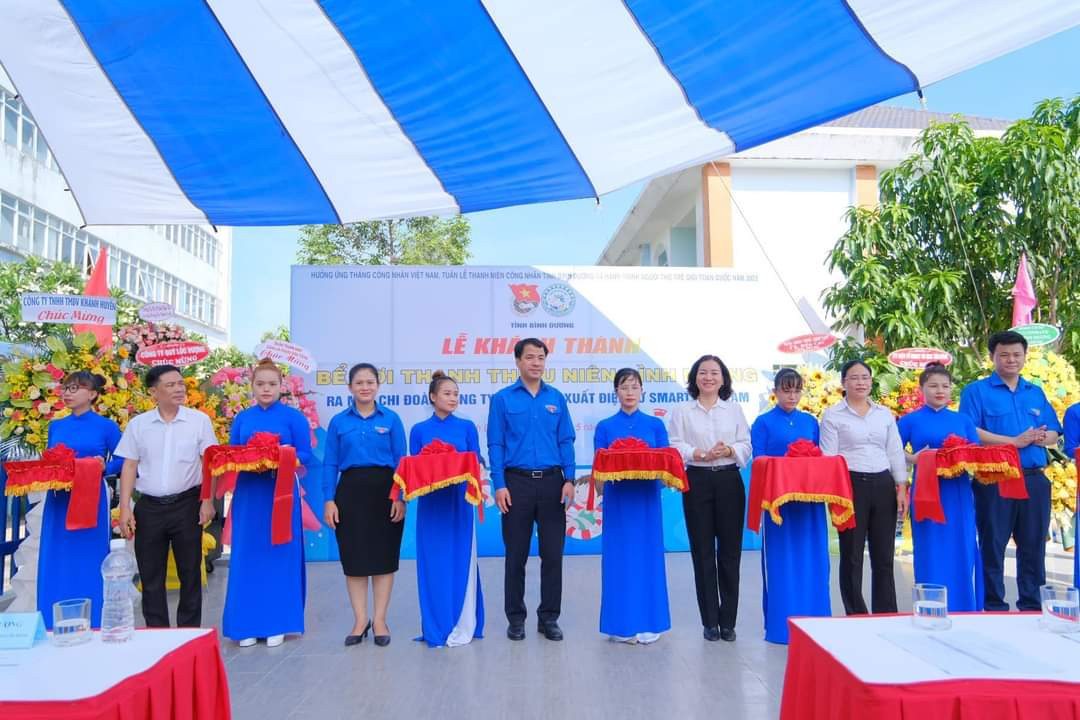 Các đại biểu cắt băng khánh thành công trình bể bơi.