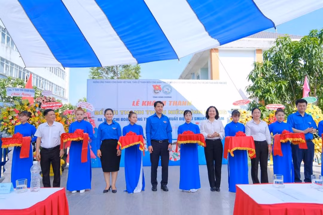 Các đại biểu cắt băng khánh thành công trình bể bơi.