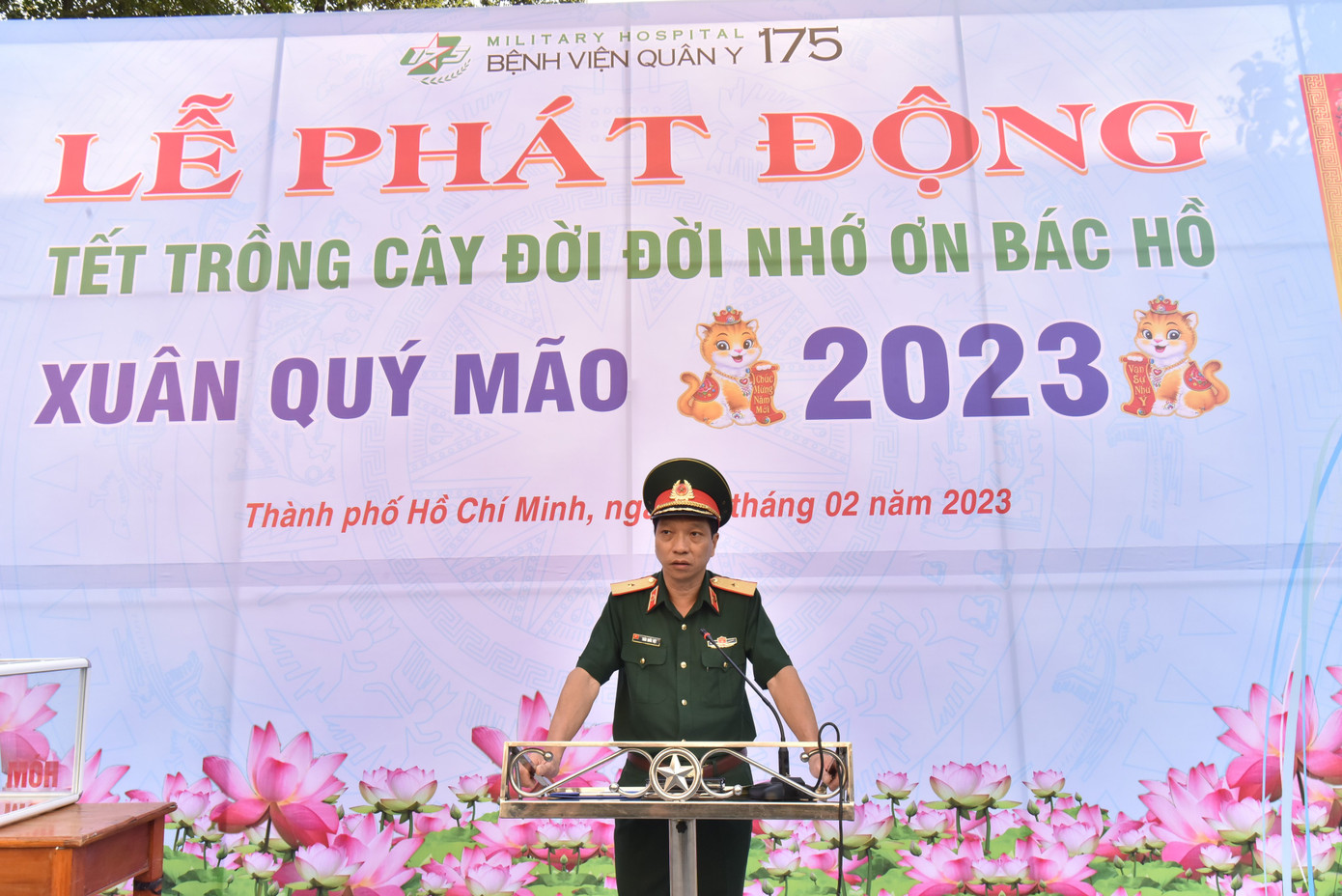 Sau lễ phát động, hàng trăm đoàn viên, thanh niên của Bệnh viện Quân y 175 cùng tham gia trồng cây.