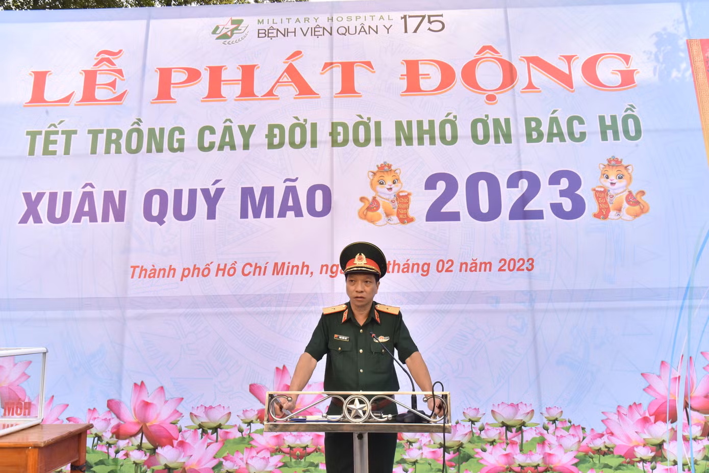 Sau lễ phát động, hàng trăm đoàn viên, thanh niên của Bệnh viện Quân y 175 cùng tham gia trồng cây.