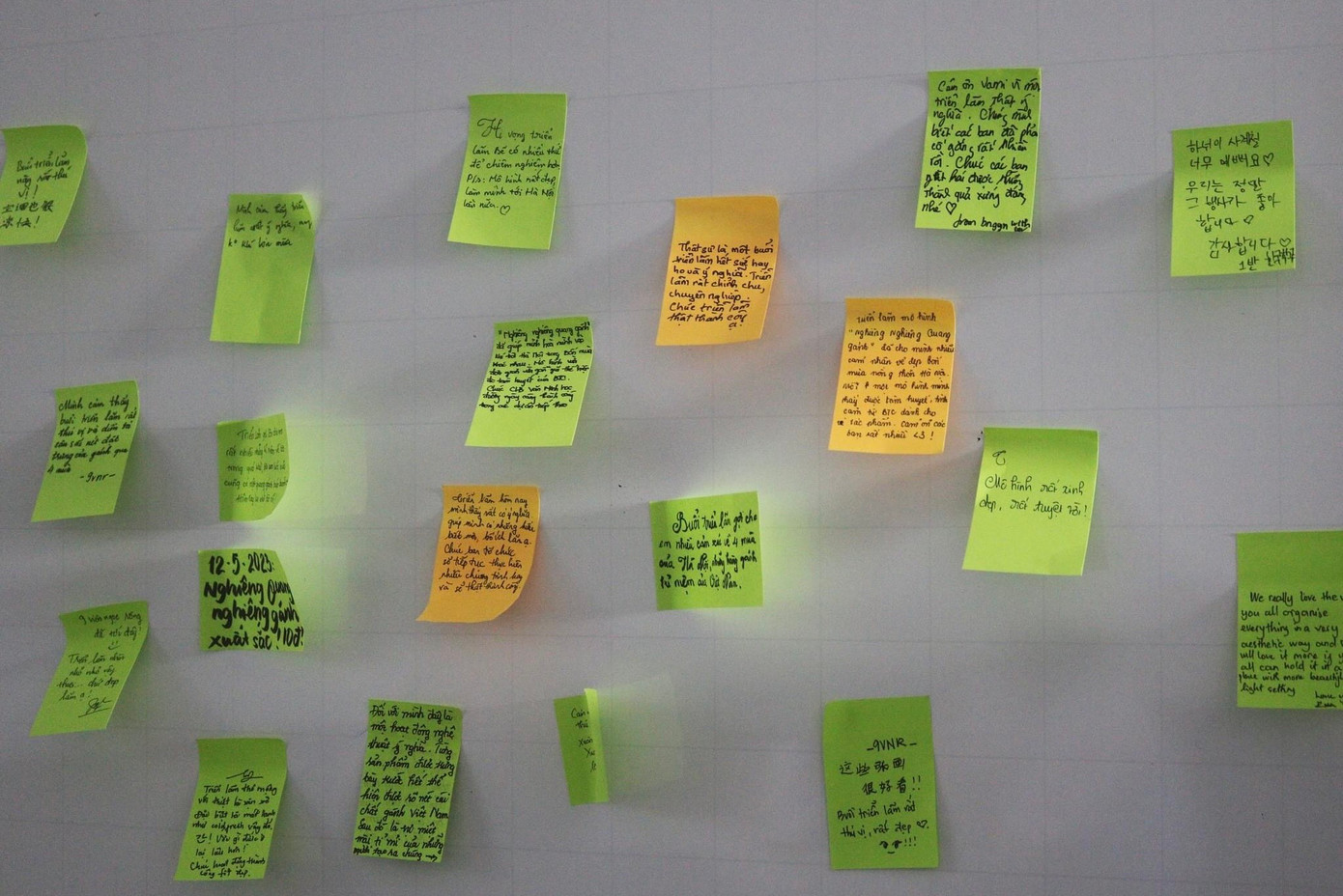 Sinh viên bày tỏ cảm xúc tại buổi triễn lãm.