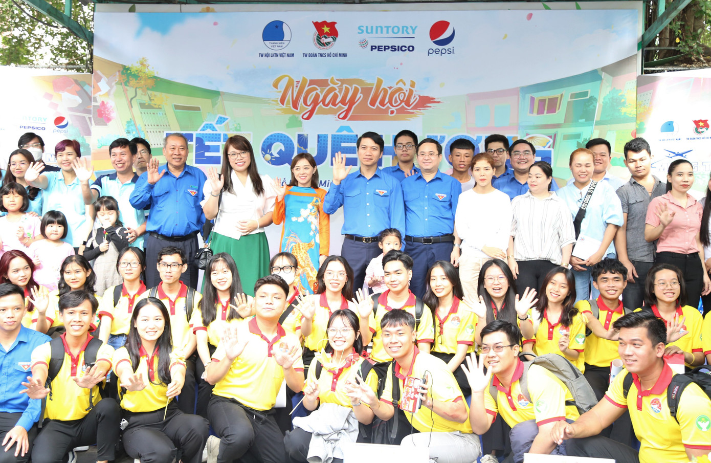 Các lãnh đạo T.Ư Đoàn chụp ảnh cùng những bạn sinh viên tình nguyện tại Ngày hội. Các lãnh đạo T.Ư Đoàn chụp ảnh cùng những bạn sinh viên tình nguyện tại Ngày hội.