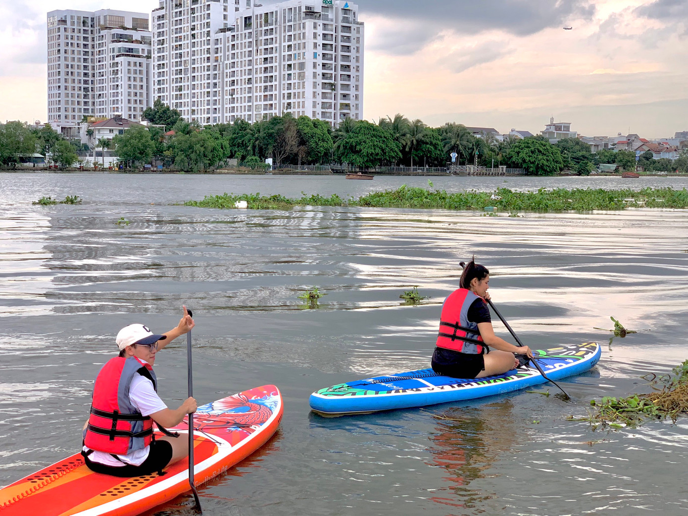 Sau đó, người chơi sẽ tự chèo SUP để trải nghiệm. Sau đó, người chơi sẽ tự chèo SUP để trải nghiệm.