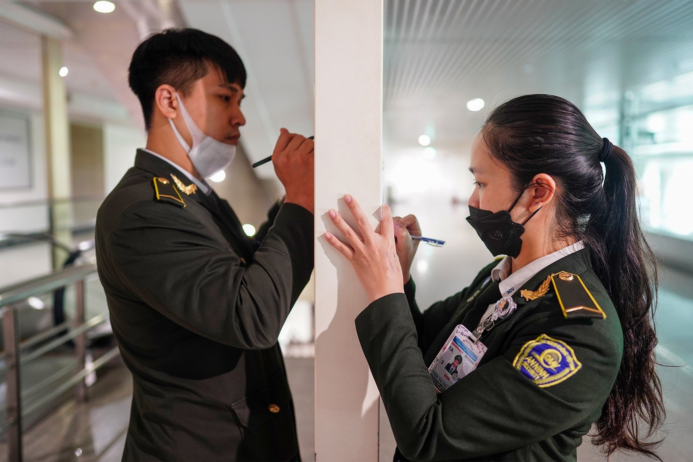 Người tham gia hiến máu trong Ngày hội điền phiếu thông tin. (Ảnh: Phạm Nguyễn)