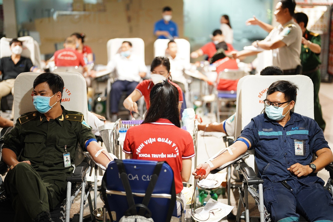 Trong 70 năm qua, ngoài hoạt động chuyên môn, báo Tiền Phong còn thực hiện rộng khắp các chương trình công tác xã hội - từ thiện, trong đó phải kể đến chương trình hiến máu tình nguyện &apos;Chủ nhật Đỏ&apos;. (Ảnh: Phạm Nguyễn)