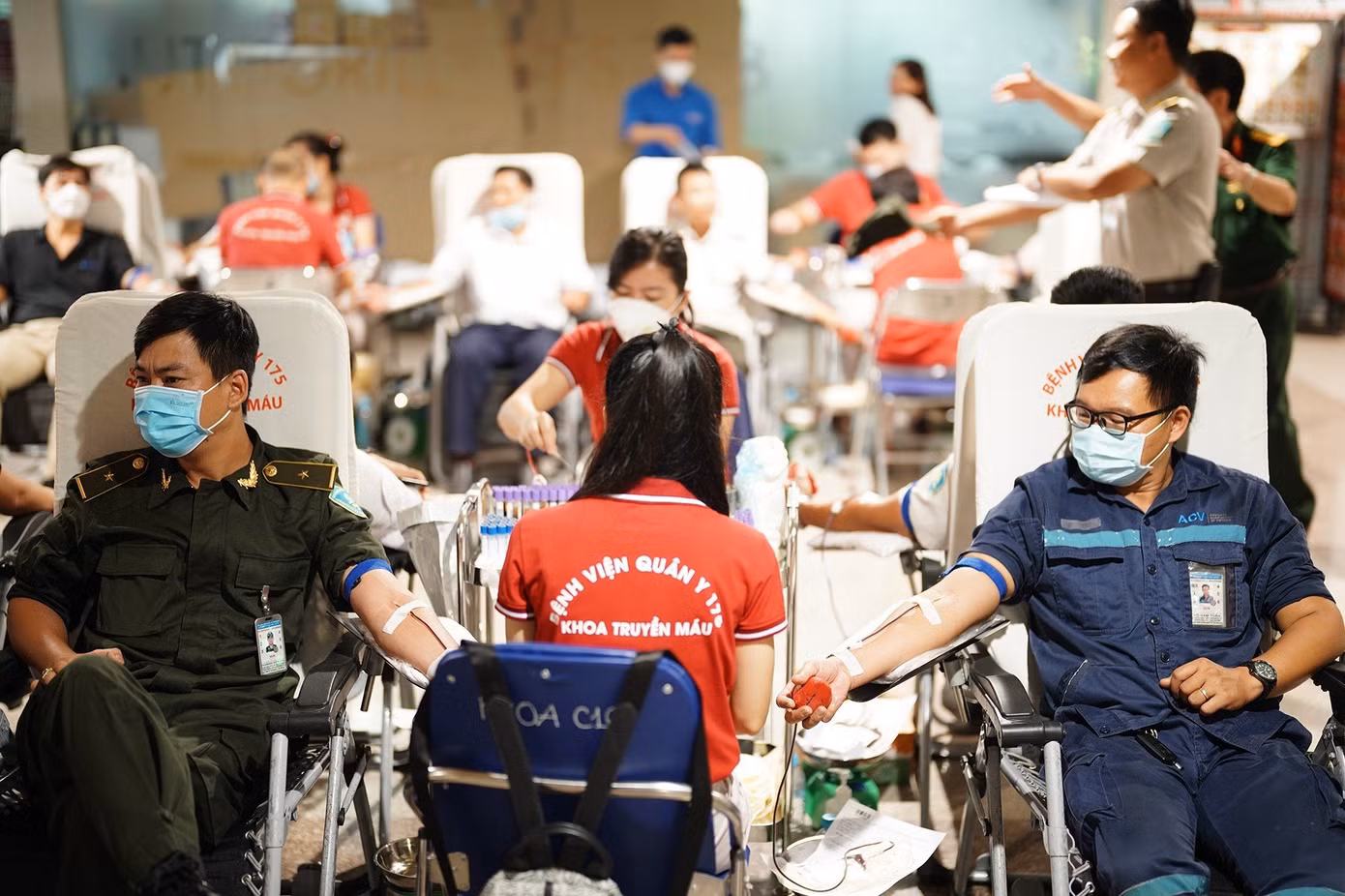 Trong 70 năm qua, ngoài hoạt động chuyên môn, báo Tiền Phong còn thực hiện rộng khắp các chương trình công tác xã hội - từ thiện, trong đó phải kể đến chương trình hiến máu tình nguyện 'Chủ nhật Đỏ'. (Ảnh: Phạm Nguyễn)