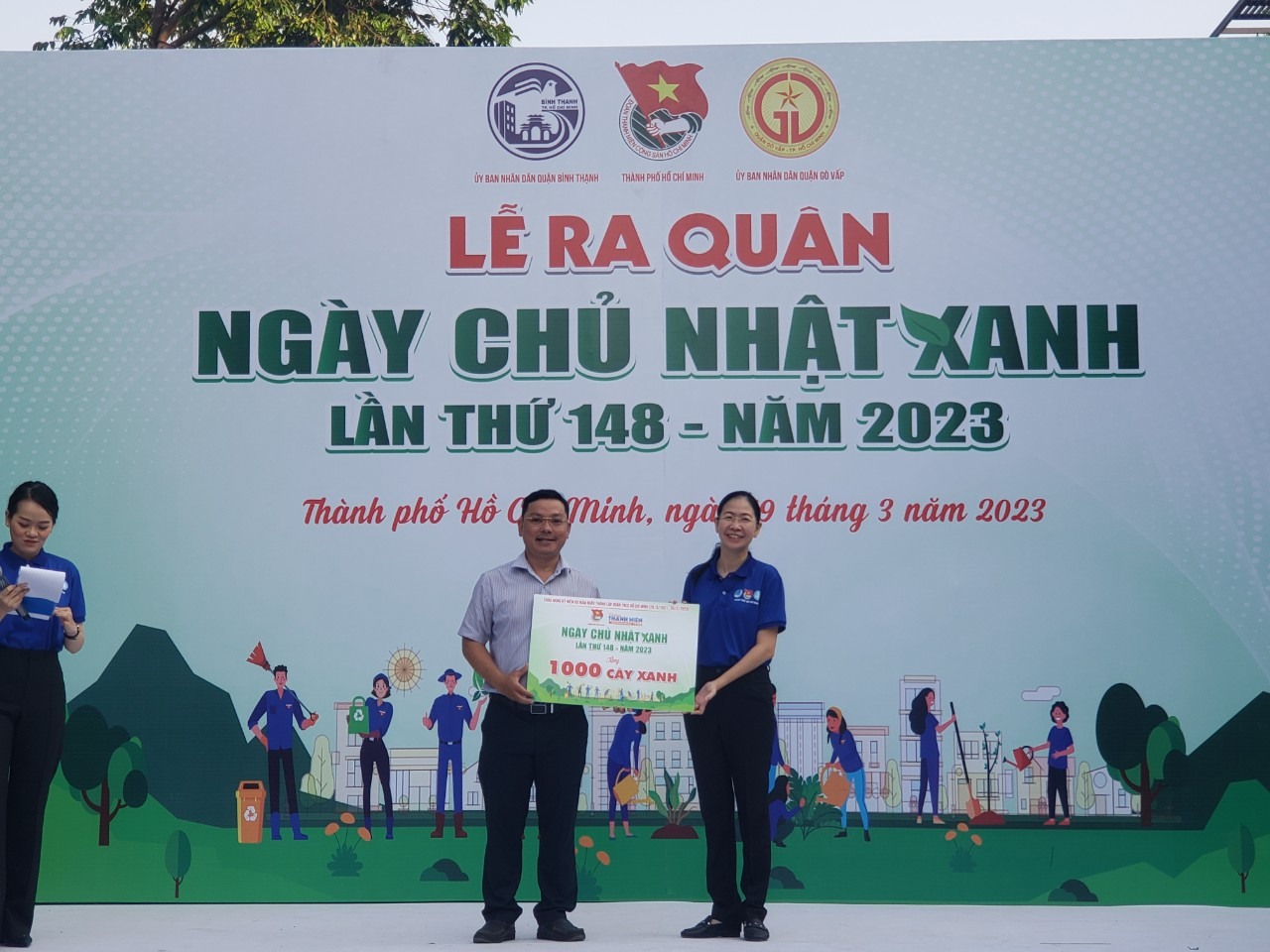 Thành Đoàn TPHCM trao tặng 1.000 cây xanh cho quận Bình Thạnh.