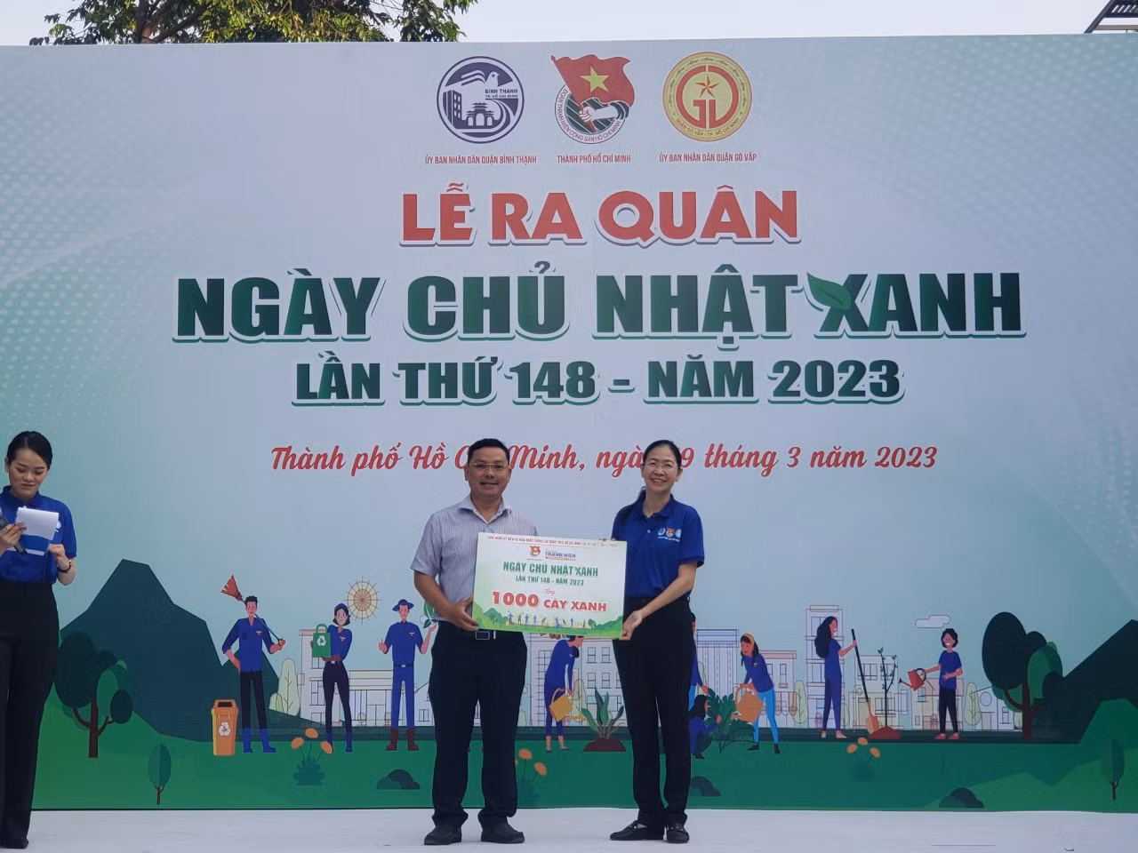 Thành Đoàn TPHCM trao tặng 1.000 cây xanh cho quận Bình Thạnh.