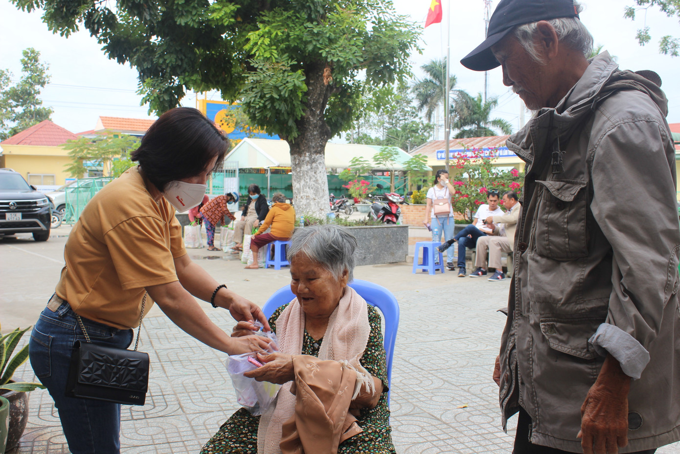 Một nhân viên của báo Tiền Phong đưa thuốc theo đơn đến tận tay người dân.