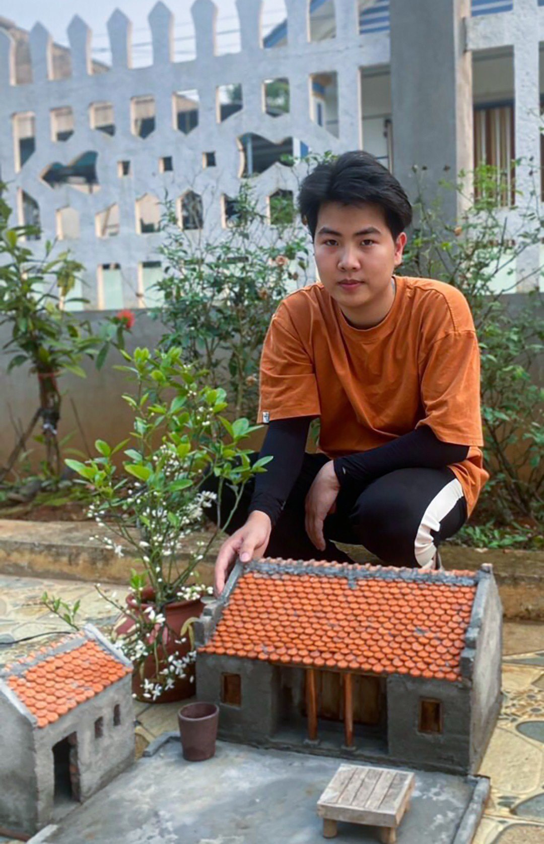 Duy Khánh bên sản phẩm ngôi nhà thu nhỏ mà mình tạo ra.