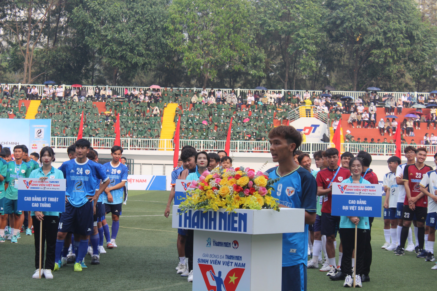 Một cầu thủ là sinh viên trường ĐH Sư phạm Kỹ thuật TP. HCM đại diện cho các cầu thủ tham gia thi đấu thể hiện quyết tâm, đá cống hiến theo đúng điều lệ giải đề ra.
