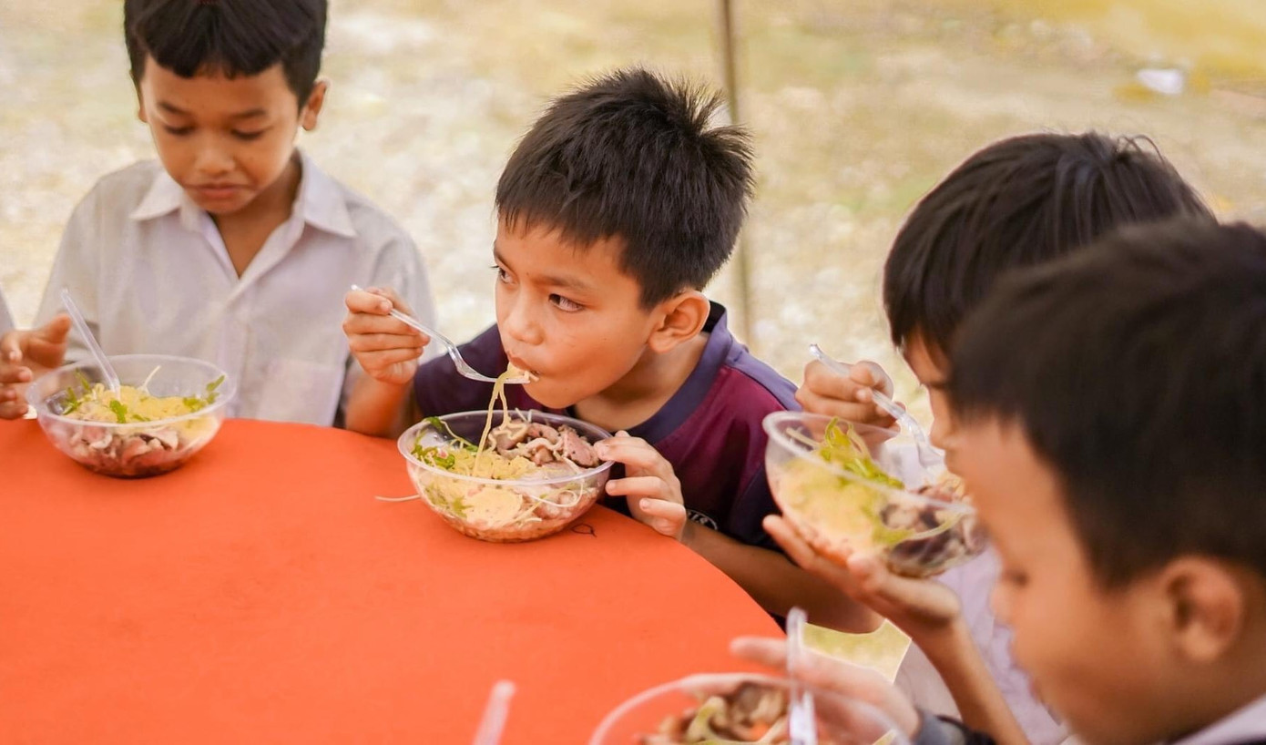 Bữa ăn hiếm hoi tại trường vô cùng ý nghĩa. (Ảnh: CLB Truyền thông REC).