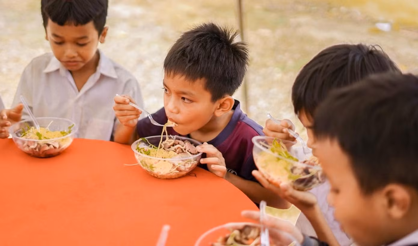 Bữa ăn hiếm hoi tại trường vô cùng ý nghĩa. (Ảnh: CLB Truyền thông REC).