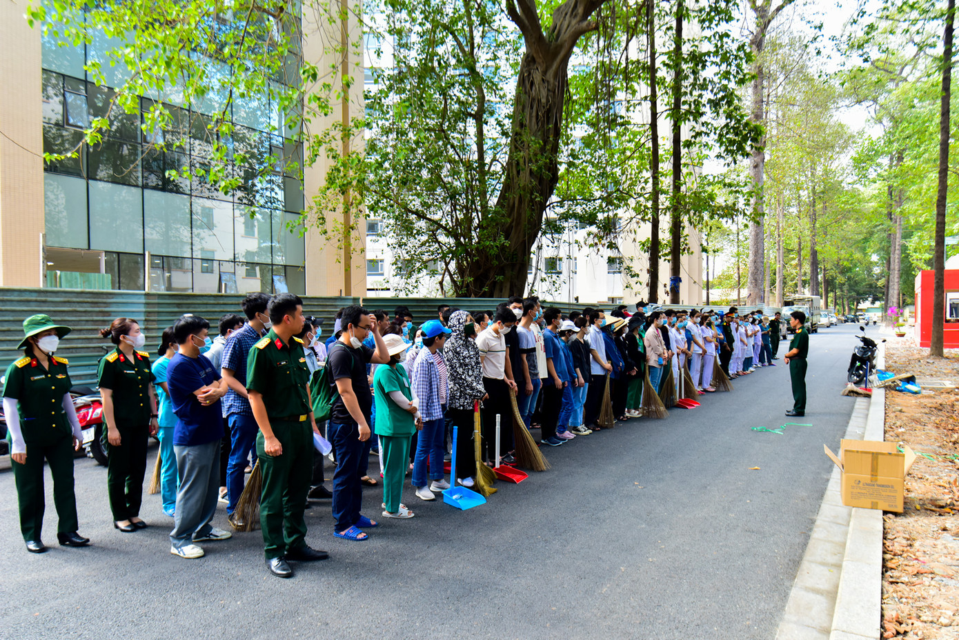 Hoạt động Tổng vệ sinh toàn bệnh viện nhận được sự hưởng ứng, tham gia tích cực của toàn thể đoàn viên, thanh niên. Hoạt động Tổng vệ sinh toàn bệnh viện nhận được sự hưởng ứng, tham gia tích cực của toàn thể đoàn viên, thanh niên.