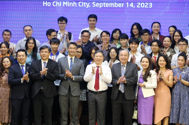 TS Philipp Roesler cùng chụp hình với lãnh đạo TP. HCM, lãnh đạo ĐHQG TP. HCM và sinh viên tham gia hội thảo. TS Philipp Roesler cùng chụp hình với lãnh đạo TP. HCM, lãnh đạo ĐHQG TP. HCM và sinh viên tham gia hội thảo.